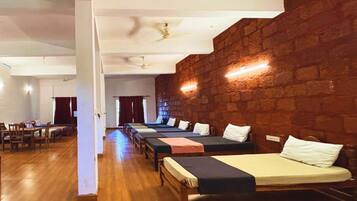 Gemeinsamer Premium-Schlafsaal, Nur Frauen, Gemeinschaftsbad | Kostenloses WLAN, Bettwäsche