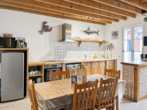 Een koelkast, een microgolfoven, een oven, een kookplaat