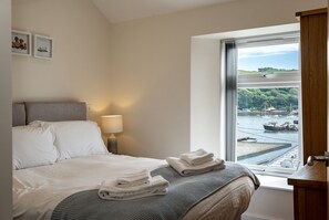 Iron/ironing board, bed sheets