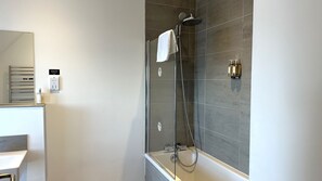 Chaumière | Salle de bain | Baignoire profonde