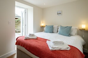 2 dormitorios, tabla de planchar con plancha, ropa de cama