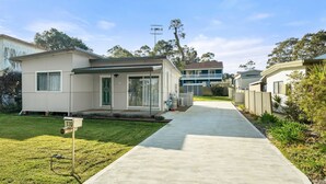 A residential area with houses, a clear sky, and a well-maintained lawn. - Wanderer by Experience Jervis Bay (Sanctuary Point)