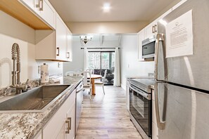 Fridge, microwave, oven, stovetop - Seascape Villa 4C *Remodeled*Pools*Beachy* (Miramar Beach)