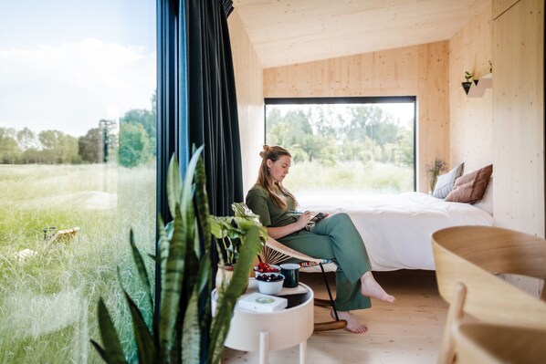 1 bedroom, bed sheets