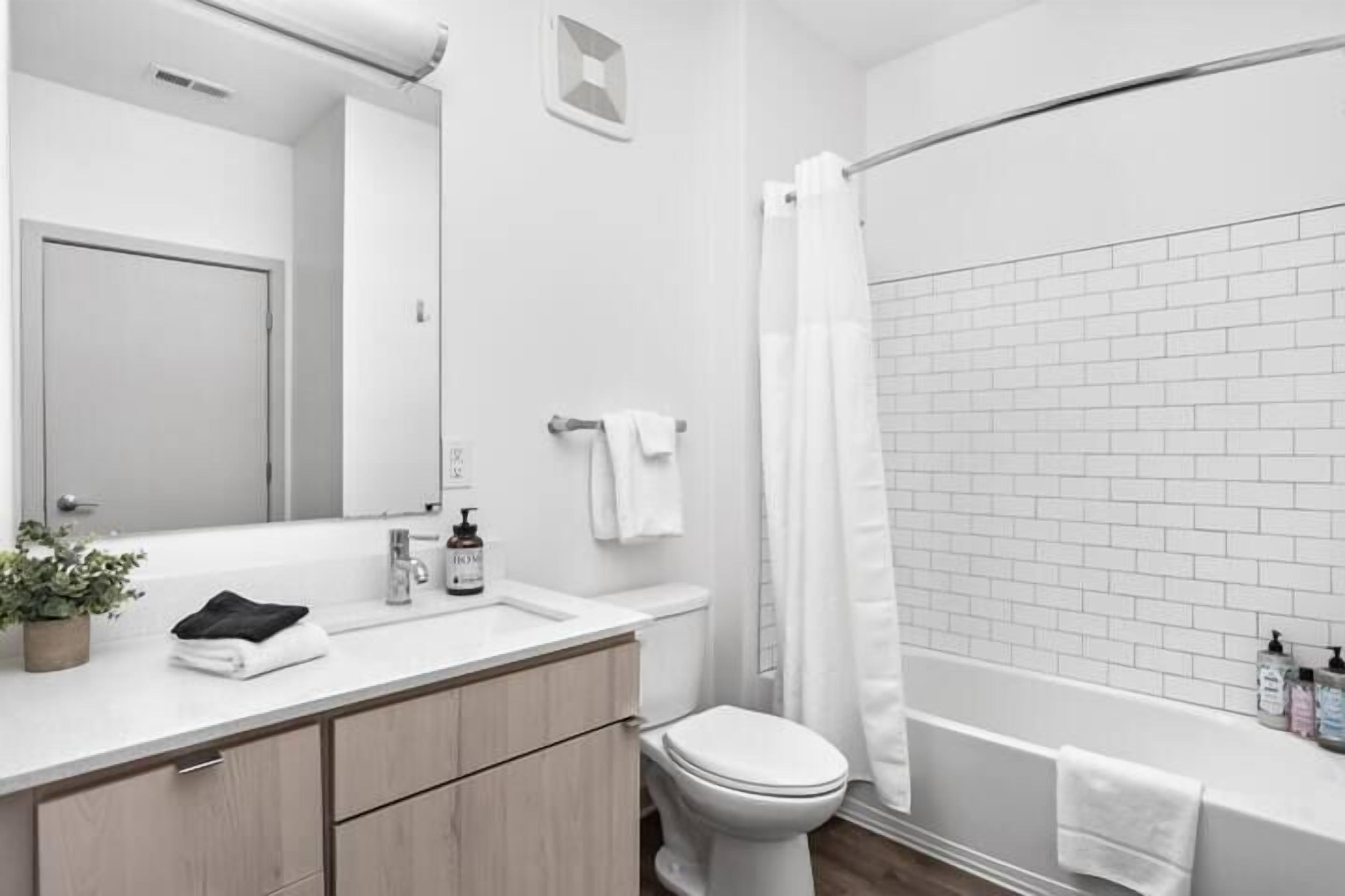 Combined shower/tub, free toiletries, hair dryer, towels