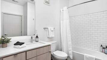 Combined shower/tub, free toiletries, hair dryer, towels