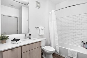 Combined shower/tub, free toiletries, hair dryer, towels - CozySuites at  Bottleworks District (Indianapolis)