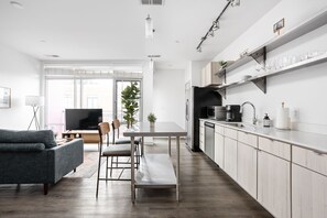 Apartment, 1 Bedroom | Private kitchen | Fridge, microwave, oven, stovetop - CozySuites at  Bottleworks District (Indianapolis)