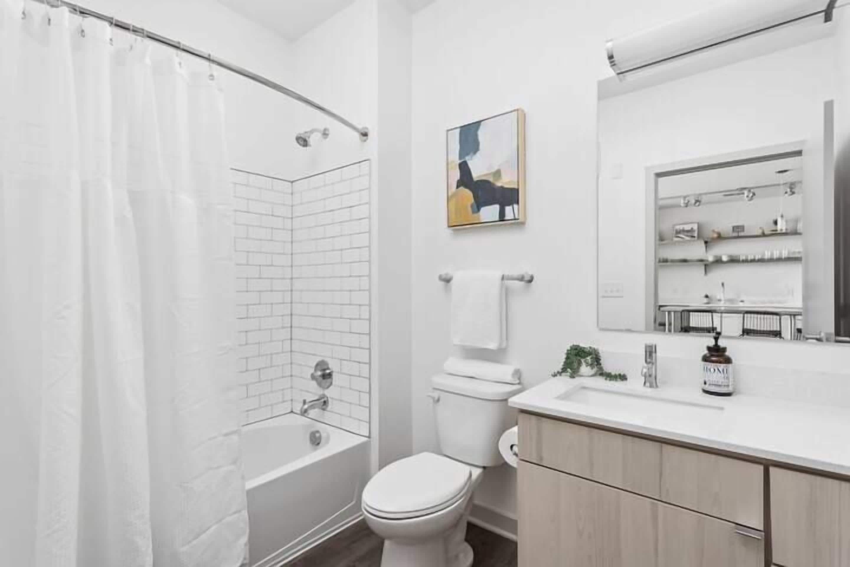 Apartment | Bathroom | Combined shower/bathtub, free toiletries, hair dryer, towels