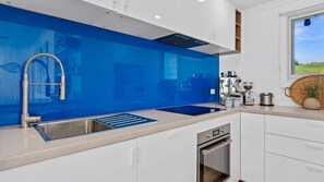 Een koelkast, een oven, een kookplaat, een vaatwasser