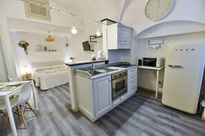 Microwave, oven, stovetop - 1 Bedroom Apartment in Varigotti (Varigotti)