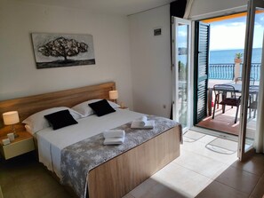 Studio, 1 Queen Bed with Sofa bed