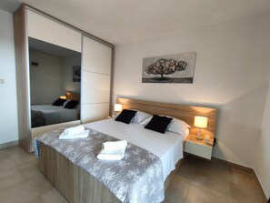 Studio, 1 grand lit et 1 canapé-lit | Fer et planche à repasser, accès au Wi-Fi (inclus), literie fournie