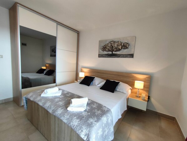 Studio, 1 Queen Bed with Sofa bed | Iron/ironing board, free WiFi, bed sheets