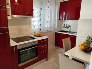 Estúdio, 1 cama Queen e sofá-cama | Cozinha privada | Geladeira, fogão, cooktop, lava-louças