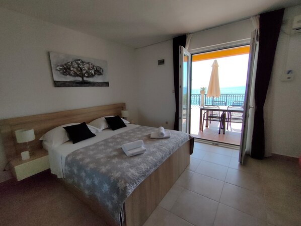 Studio, 1 Queen Bed with Sofa bed