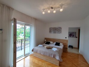 1 bedroom, iron/ironing board, free WiFi, bed sheets - A5 Beachfront apt With a Balcony and sea View (Podstrana)