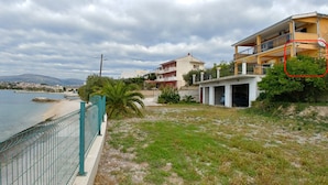 Une propriété située sur la côte, dotée d’un espace clôturé, d’une plage et offrant une vue sur la mer.