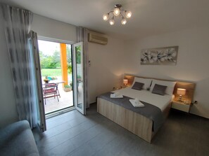 Studio, 1 Queen Bed with Sofa bed