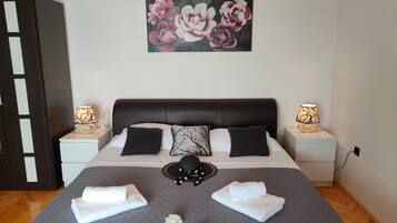 1 habitación, tabla de planchar con plancha, wifi gratis y ropa de cama