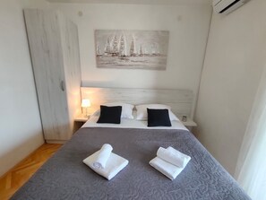 Apartment, 1 Queen Bed with Sofa bed | 2 bedrooms, iron/ironing board, free WiFi, bed sheets - A4 Beachfront apt With big Terrace and sea View (Podstrana)