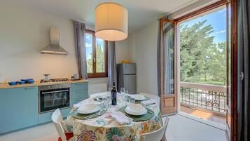 Frigorifero, piano cottura, lavastoviglie, macchina per tè/caffè