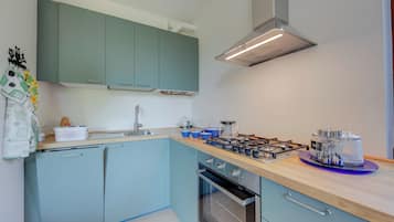 Appartamento familiare, camere multiple (Casa Lia) | Cucina privata | Frigorifero, piano cottura, lavastoviglie, macchina per tè/caffè