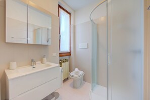 Familienapartment, Mehrere Schlafzimmer (Casa Lia) | Badezimmer | Dusche, Haartrockner, Bidet, Handtücher