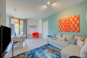 Familienapartment, Mehrere Schlafzimmer (Casa Lia) | Wohnbereich | 21-Zoll-Smart-TV mit Kabelempfang