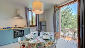 Frigorifero, piano cottura, lavastoviglie, macchina per tĂš/caffĂš