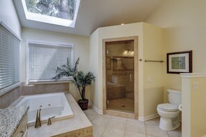 Baignoire, séchoir à cheveux, serviettes fournies