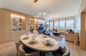 Appartement luxueux, 3 chambres, non-fumeur, vue sur la ville | Aire de séjour | Téléviseur connecté de 49 po avec télévision par câble, téléviseur