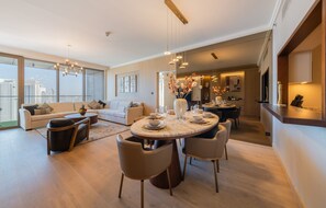 Luxury Apartment, 3 Bedrooms, Non Smoking, City View | Ruang makan