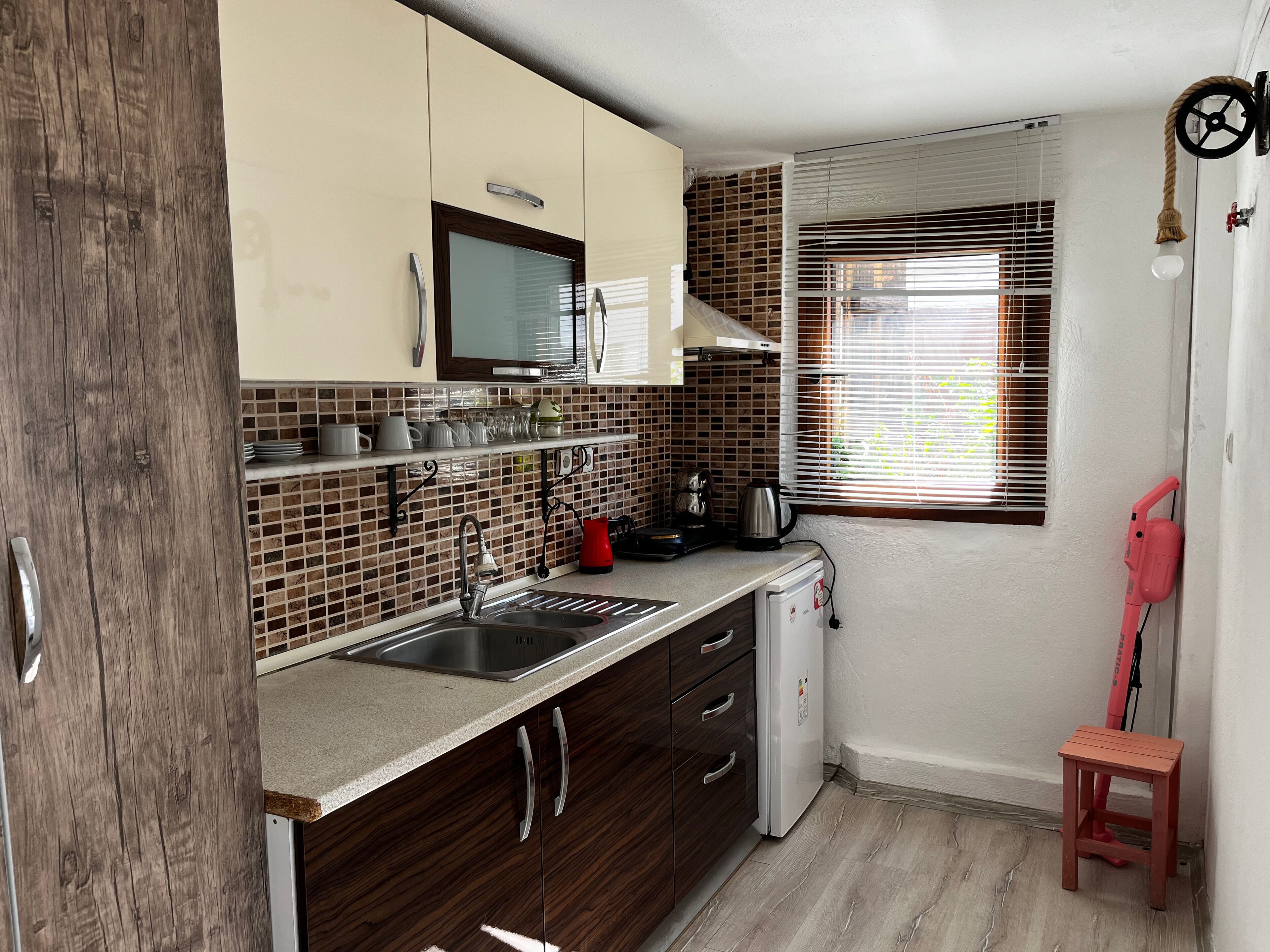 Apartamento romântico, cozinha, vista para o mar | Cozinha privada | Frigobar