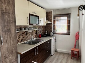 Departamento romántico, cocina, vista al mar | Cocina privada | Frigobar