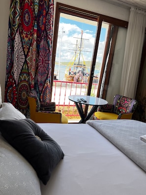 Habitación panorámica, 1 cama Queen size, vista al mar | Sábanas de algodón egipcio y ropa de cama de alta calidad