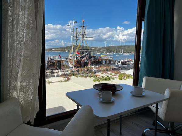 Departamento romántico, cocina, vista al mar | Sábanas de algodón egipcio y ropa de cama de alta calidad