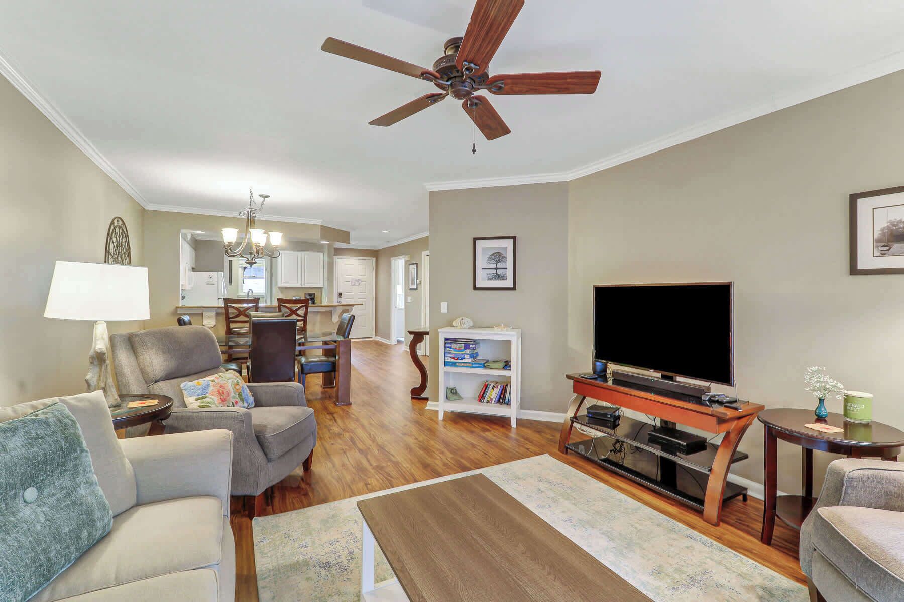 電視、DVD 播放機、書籍、 辦公室