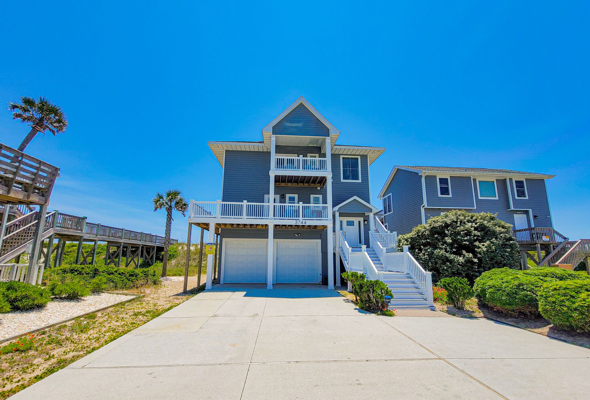 Stunningly Modern 3 bedroom Oceanfront Home!