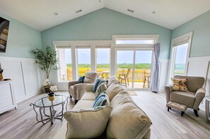 Smart TV, DVD player - Nice and Nauti – Chill Vibes & Sandy Paws (Surf City)