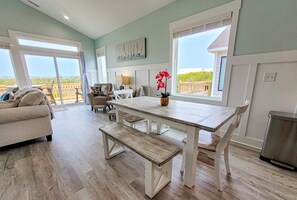 Dining - Nice and Nauti – Chill Vibes & Sandy Paws (Surf City)