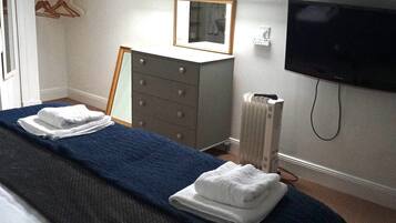 House | 2 bedrooms, iron/ironing board, free WiFi, bed sheets