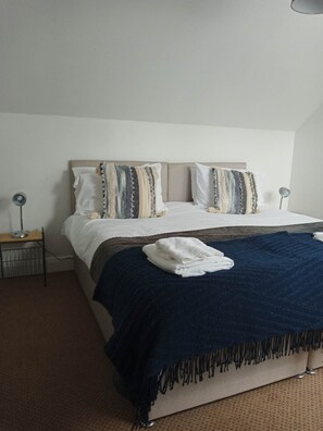 2 bedrooms, iron/ironing board, free WiFi, bed sheets - Close to the Seaside - Sleeps 4/free Wifi/parking (Leven)