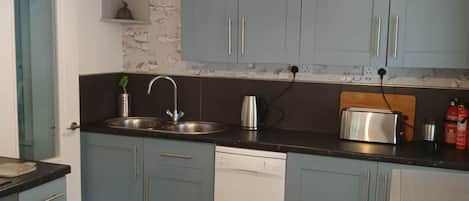Maison | Cuisine privée | Réfrigérateur, four à micro-ondes, un four, surface de cuisson