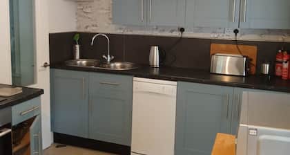 2 Bedrooms/sleeps 4/free Wifi/parking/outdoor Area