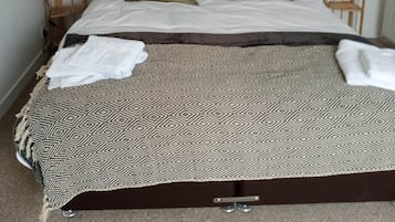 House | 2 bedrooms, iron/ironing board, free WiFi, bed sheets