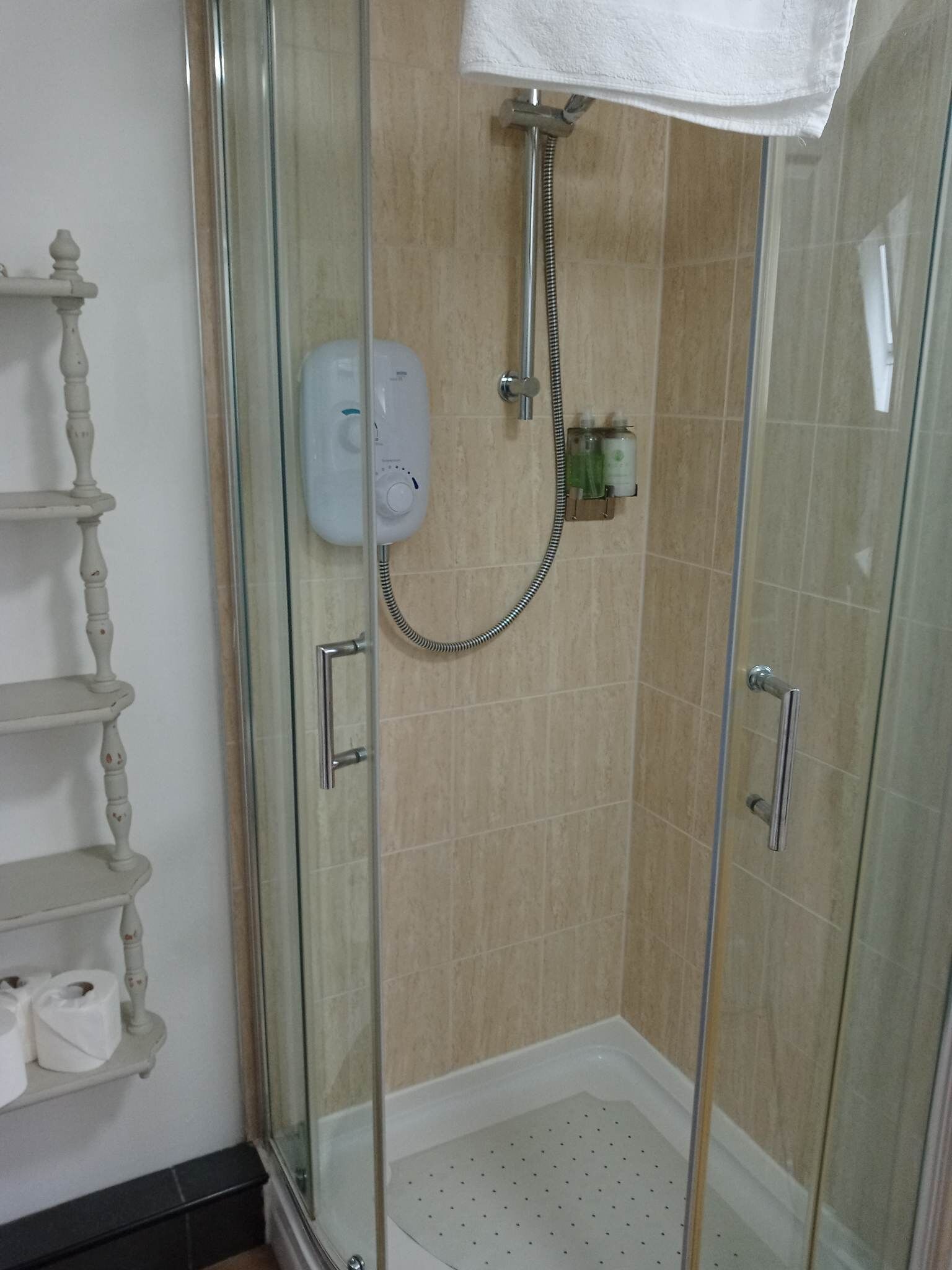 Huis | Badkamer | Een douche, een haardroger, handdoeken