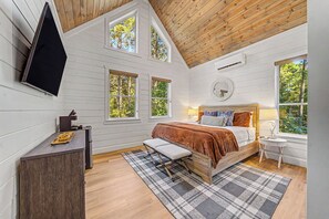 3 bedrooms, iron/ironing board, travel crib, WiFi - Luxury Treehouse! Elevated, Magical & Unique! (Broken Bow)