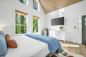 3 bedrooms, iron/ironing board, travel crib, WiFi - Luxury Treehouse! Unique, Elevated & Magical! (Broken Bow)
