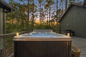 Outdoor spa tub - Luxury Treehouse! Elevated, Magical & Unique! (Broken Bow)